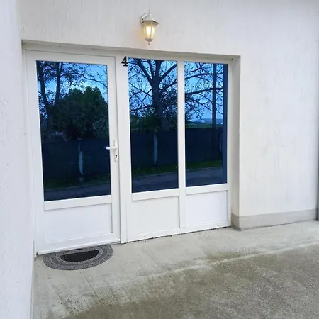 Nika * Mladenovac